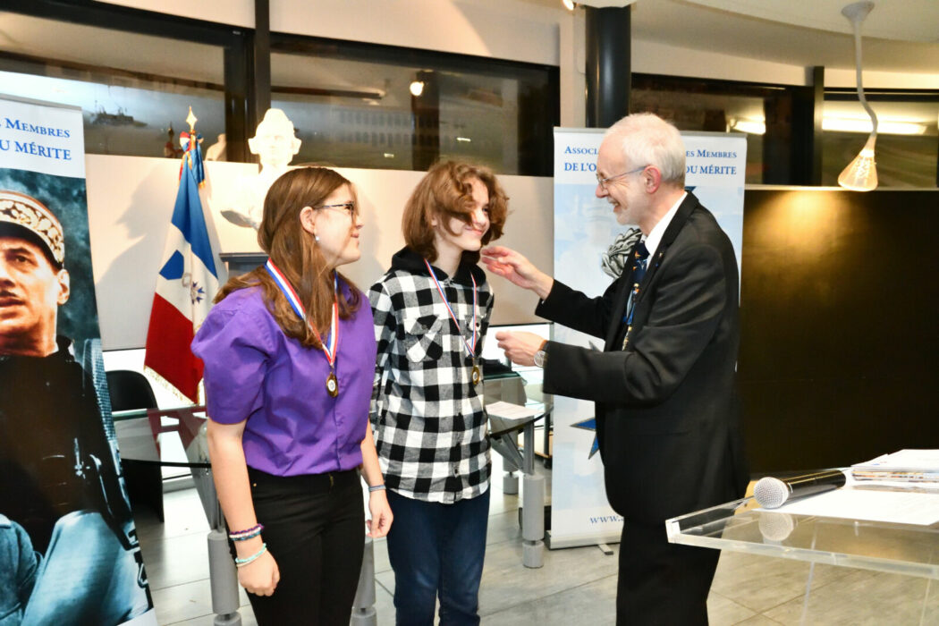 remise de médialle aux enfants pour leur dont de cheveux le 10.12 (19)