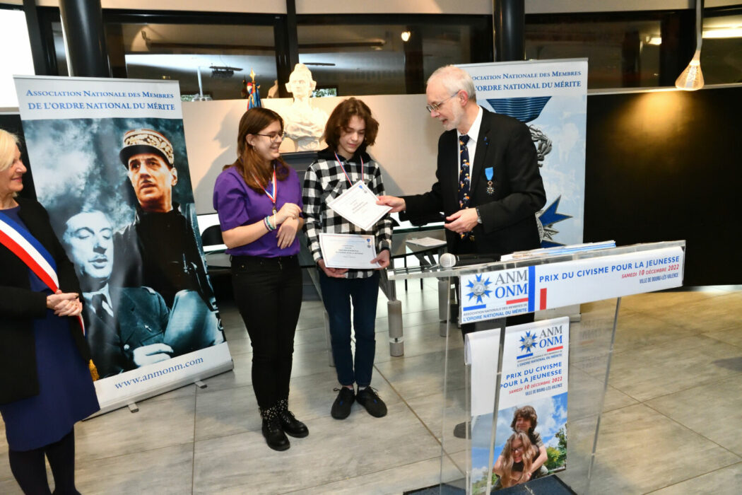 remise de médialle aux enfants pour leur dont de cheveux le 10.12 (21)