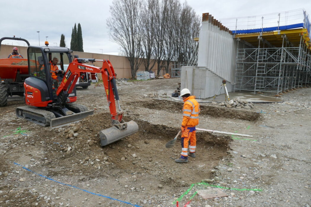 terassement massif provisoire pour reception futur passerelle prise de vue 08.03.2023