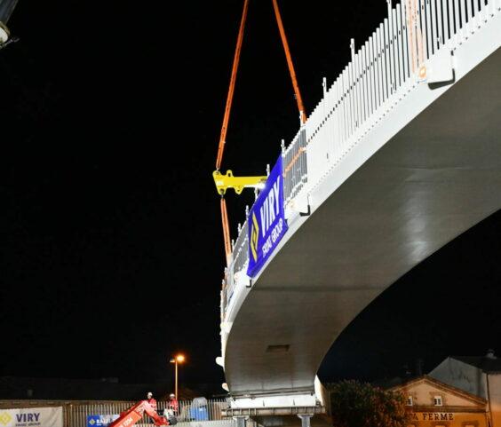 Passerelle : Pose du 3ème tronçon