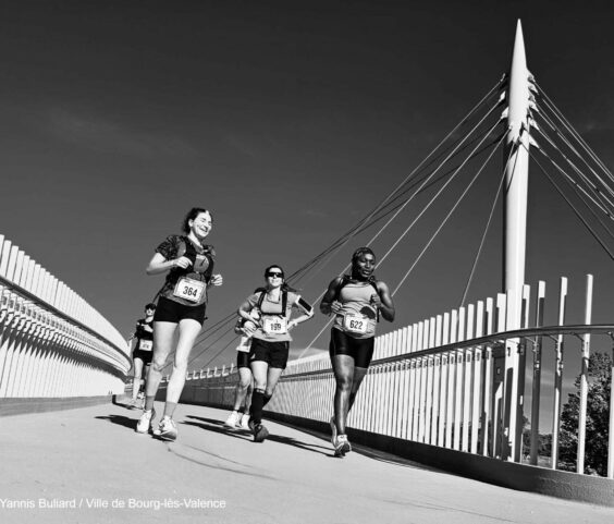 Les coureurs illuminent la nouvelle passerelle lors du 14ème Semi-Marathon de Bourg-lès-Valence