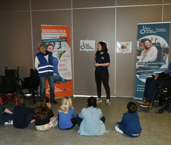 action sensibilisation au handicap,ecole des chirouzes 08.04 (1)
