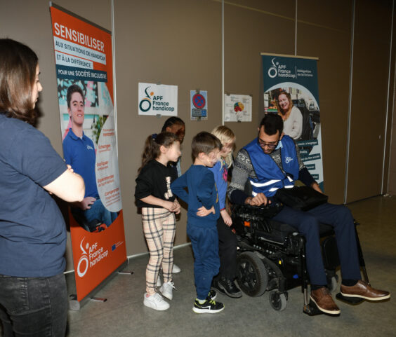 action sensibilisation au handicap,ecole des chirouzes 08.04 (17)