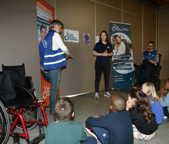 action sensibilisation au handicap,ecole des chirouzes 08.04 (2)