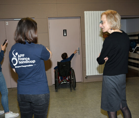 action sensibilisation au handicap,ecole des chirouzes 08.04 (21)