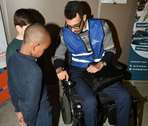 action sensibilisation au handicap,ecole des chirouzes 08.04 (22)