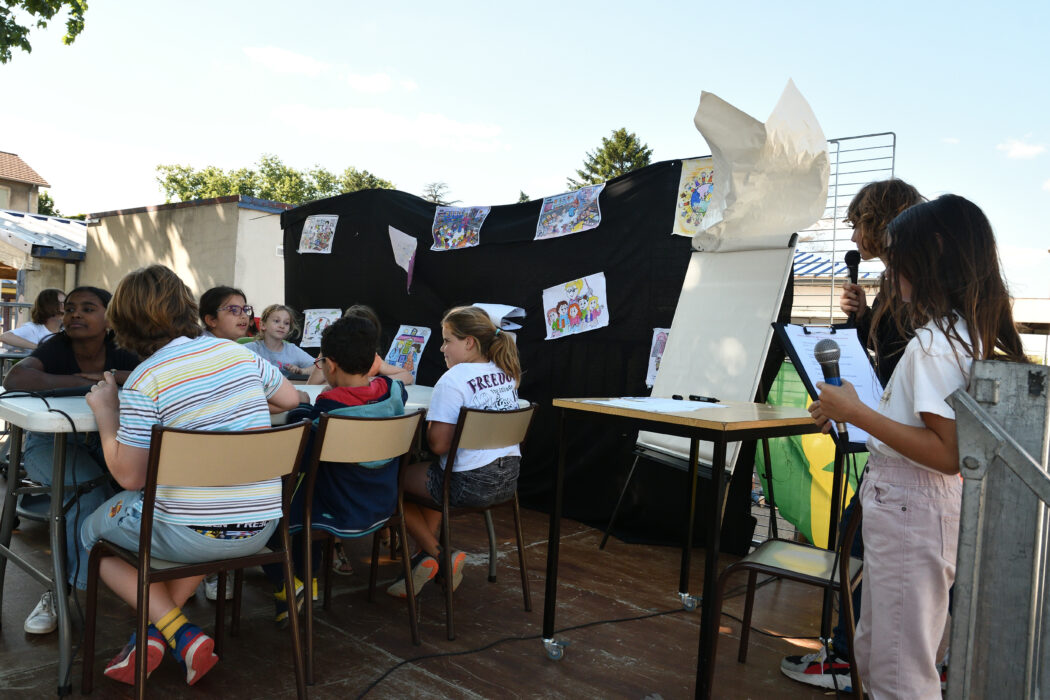 spectacle propsé par les enfants du périscolaire armallier 10.06 (16)