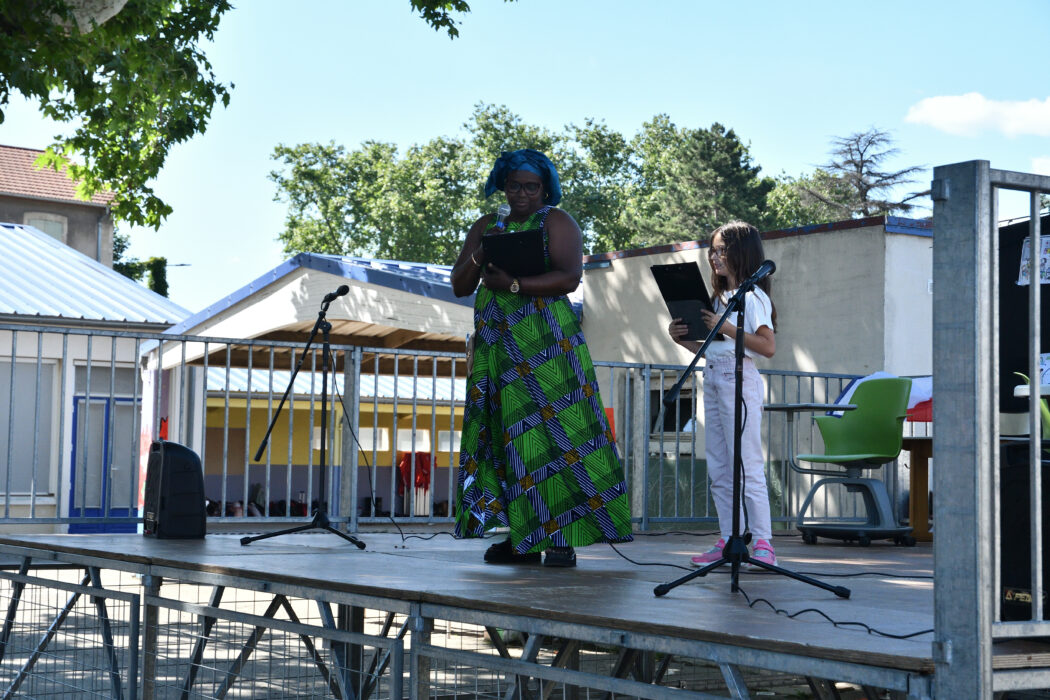 spectacle propsé par les enfants du périscolaire armallier 10.06 (2)