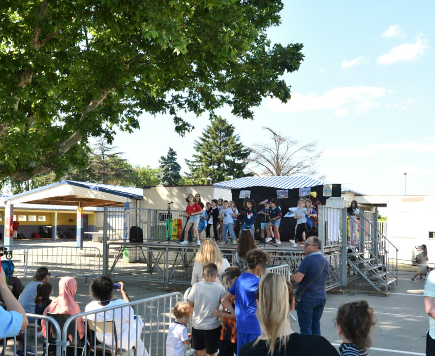 spectacle propsé par les enfants du périscolaire armallier 10.06 (21)