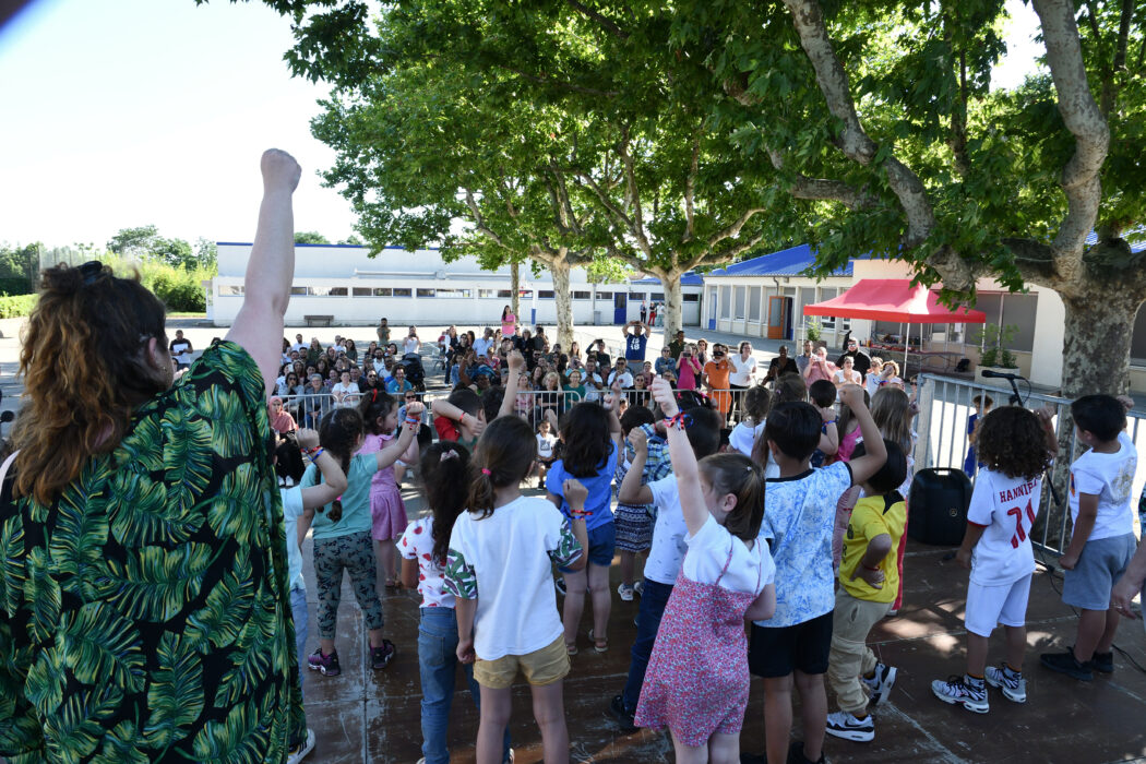 spectacle propsé par les enfants du périscolaire armallier 10.06 (22)