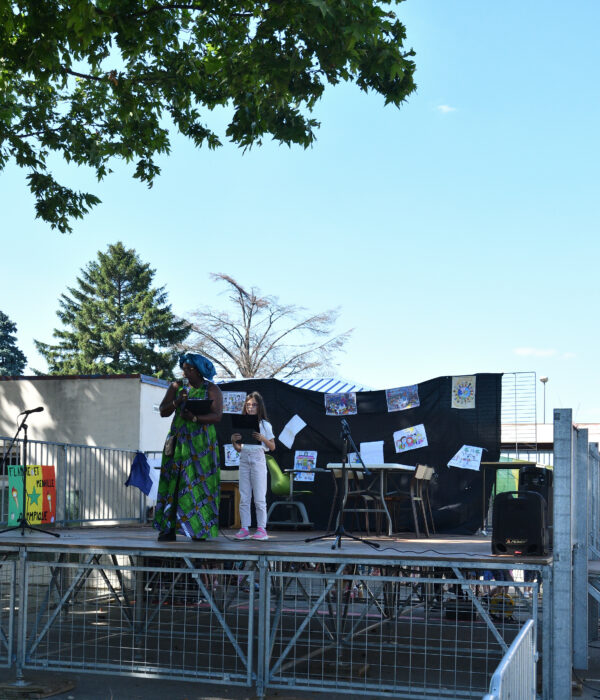 spectacle propsé par les enfants du périscolaire armallier 10.06 (3)