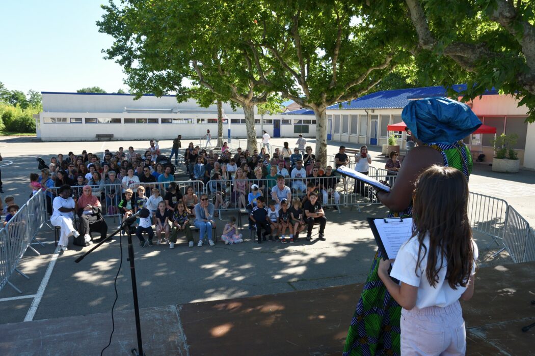 spectacle propsé par les enfants du périscolaire armallier 10.06 (4)