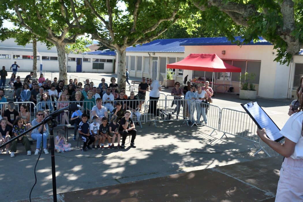spectacle propsé par les enfants du périscolaire armallier 10.06 (5)