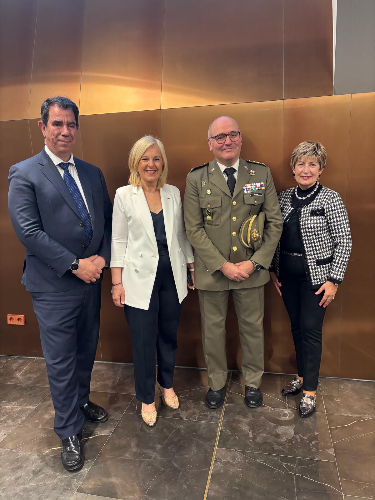 Avec le président de l’aéroport de Teruel et le colonel d’infenterie